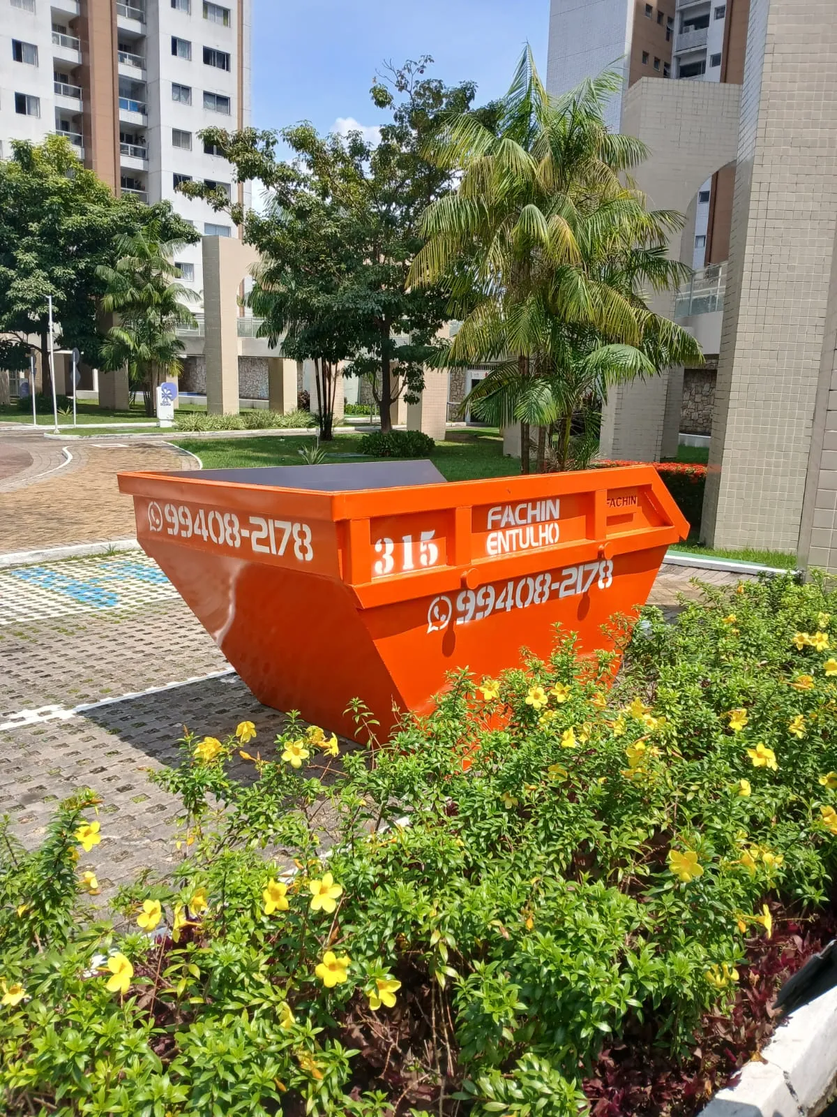 Caçamba mal posicionada causando transtorno em condomínio em Manaus