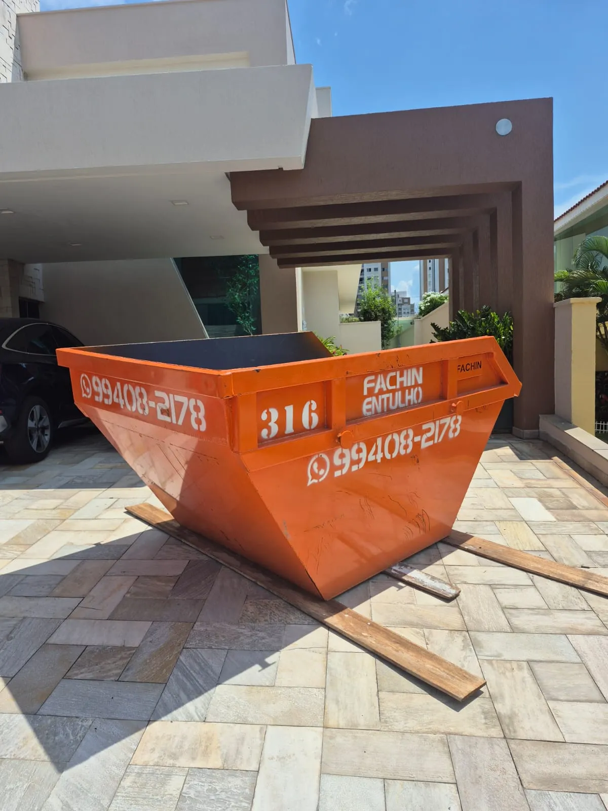 Solução Garagem – caçamba posicionada com precisão em área residencial sem atrapalhar a entrada